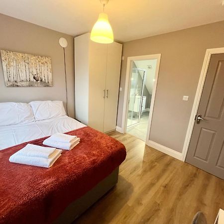 The Winstre Borehamwood Bagian luar foto