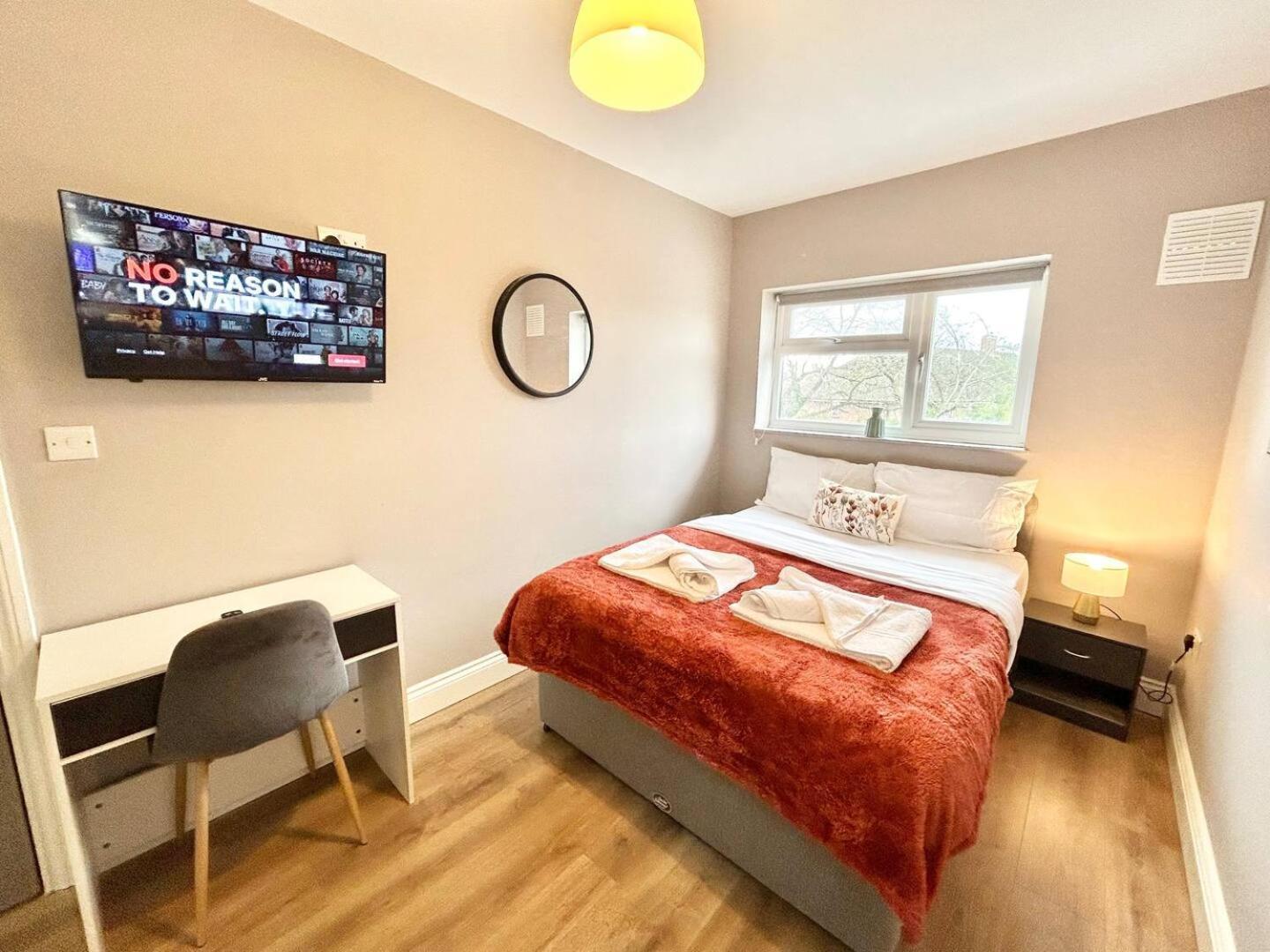 The Winstre Borehamwood Bagian luar foto