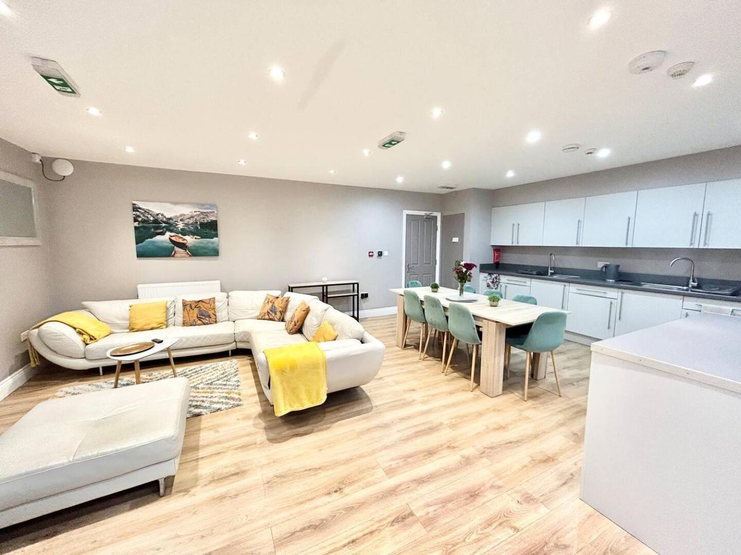 The Winstre Borehamwood Bagian luar foto