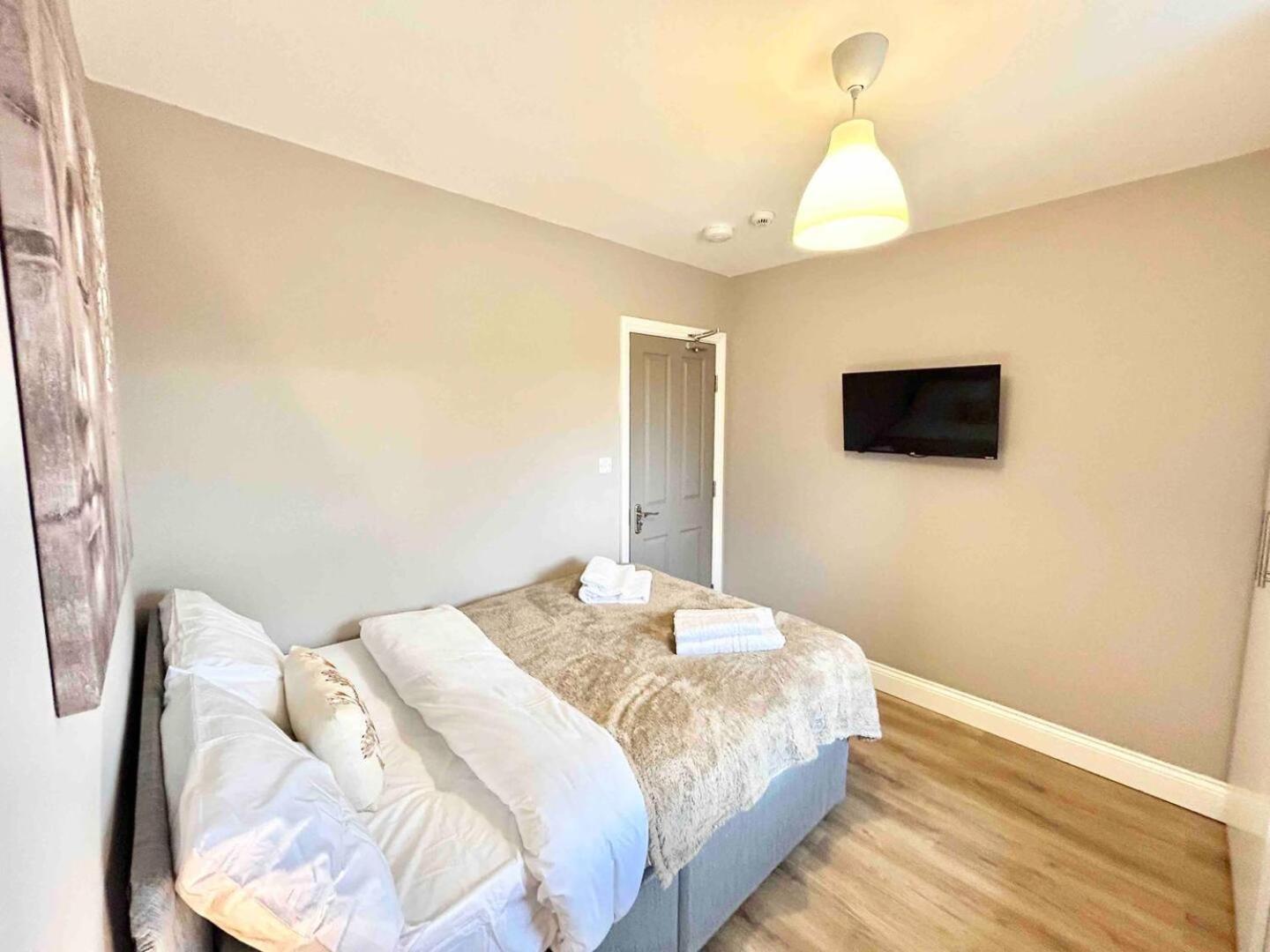 The Winstre Borehamwood Bagian luar foto