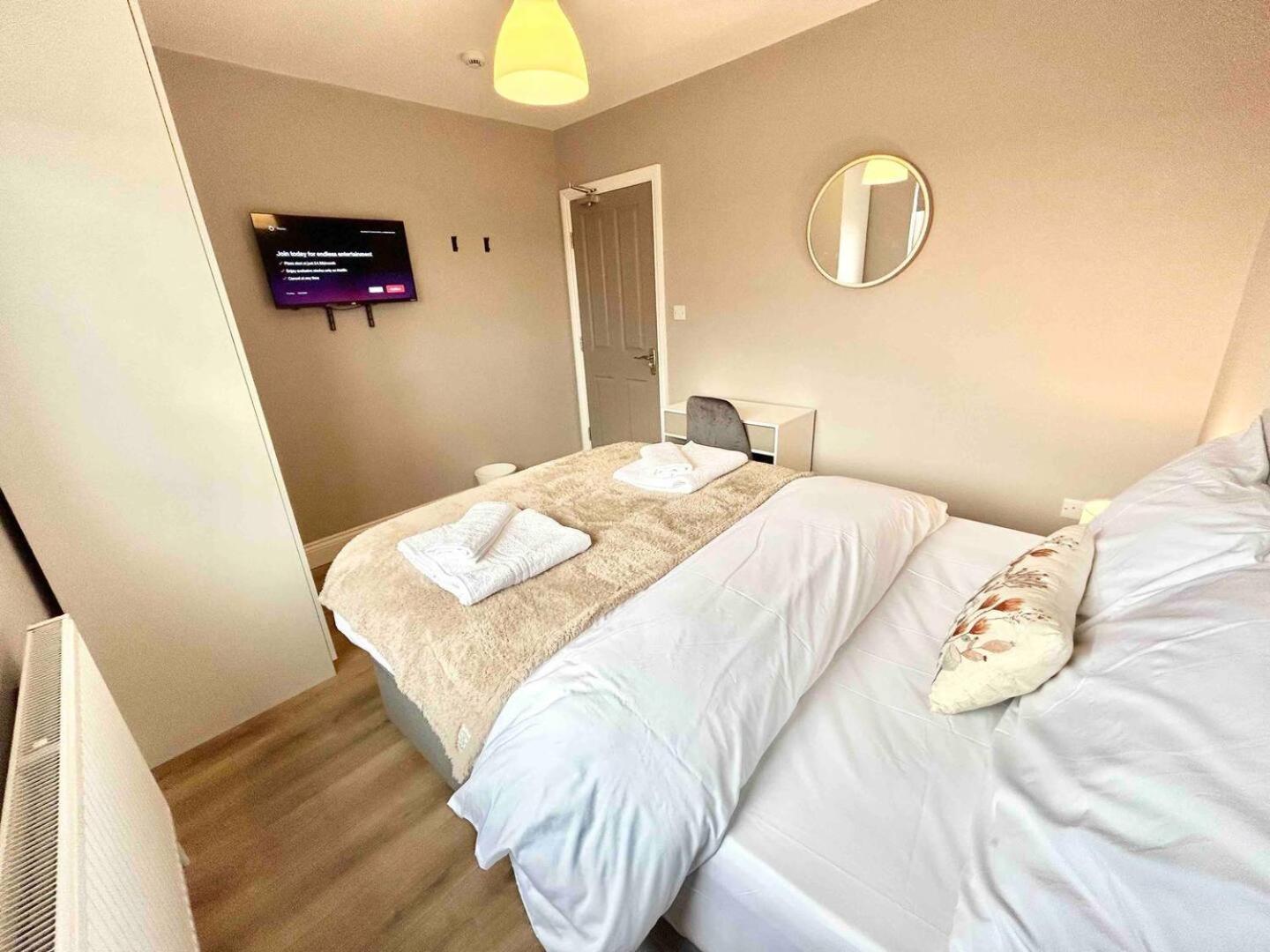 The Winstre Borehamwood Bagian luar foto