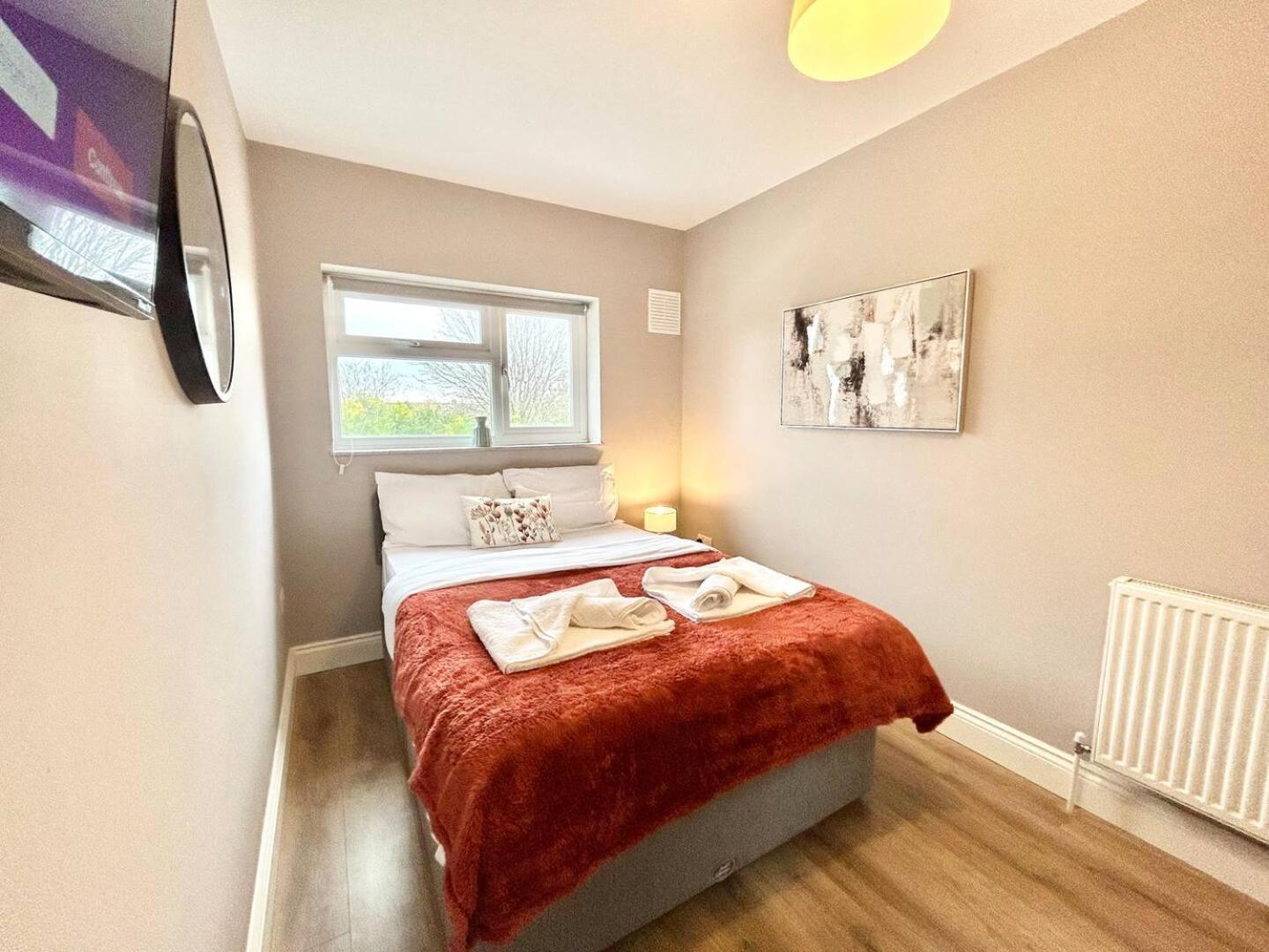 The Winstre Borehamwood Bagian luar foto