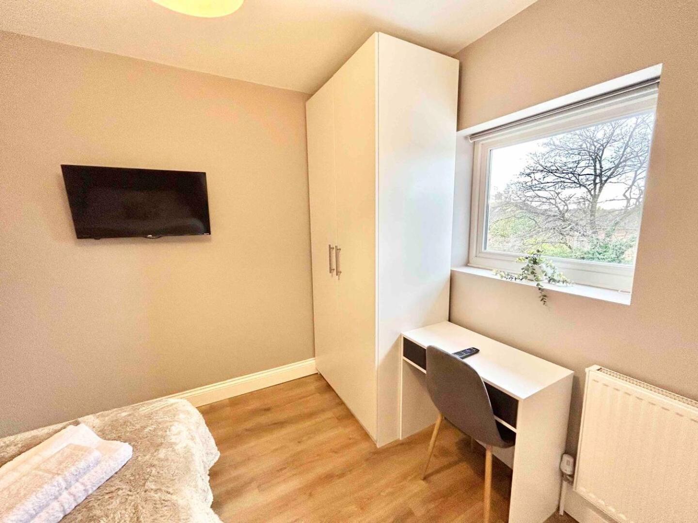 The Winstre Borehamwood Bagian luar foto