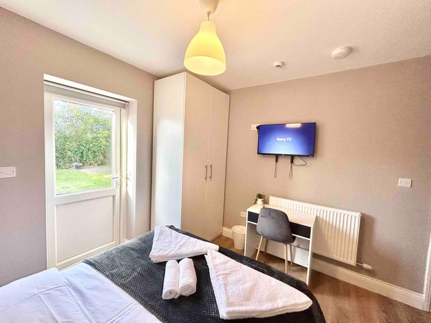 The Winstre Borehamwood Bagian luar foto