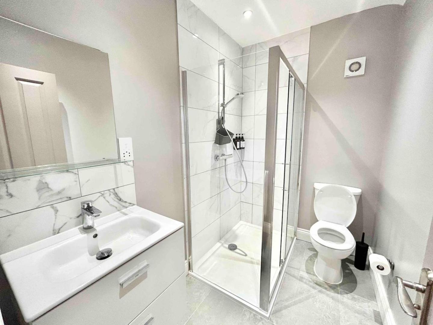 The Winstre Borehamwood Bagian luar foto