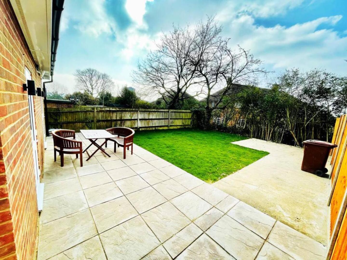The Winstre Borehamwood Bagian luar foto